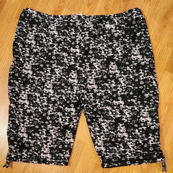 UV Skinz Women's UPF 50+ Long Swim Shorts Size 4XL Blk/Wht Floral. - Picture 6 of 9